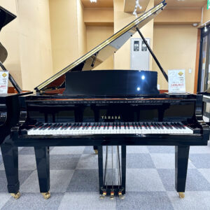 ヤマハグランドピアノ、C1Xの中古ピアノ。 黒い美品のコンパクトなグランドピアノです。 